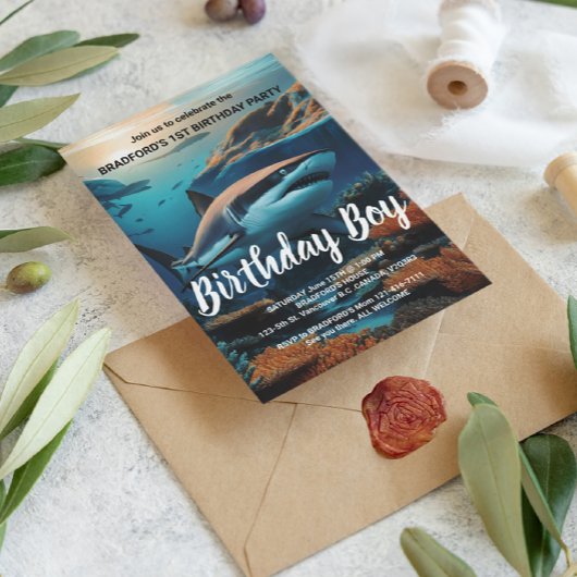 Majestueuze haai glijdt door de diepten van de oce briefkaart