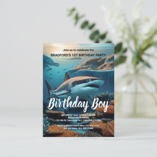 Majestueuze haai glijdt door de diepten van de oce briefkaart (Staand voorkant)