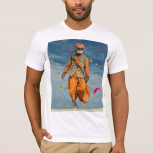 Majestueuze Indian Elder Kite Vliegen op het stran T-shirt