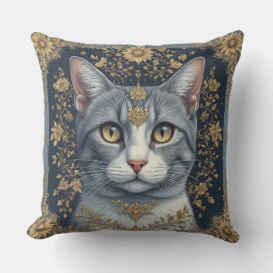 Majestueuze kat met sierlijke bloemdetails in goud kussen