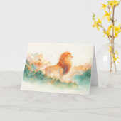 Majestueuze leeuw met uitzicht op een mistige hori kaart (Gele Bloem)