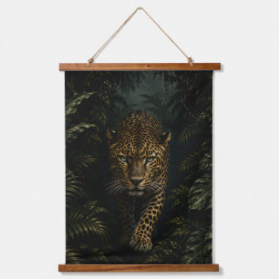 Majestueuze luipaard in donkere tropische jungle hangend wandkleed
