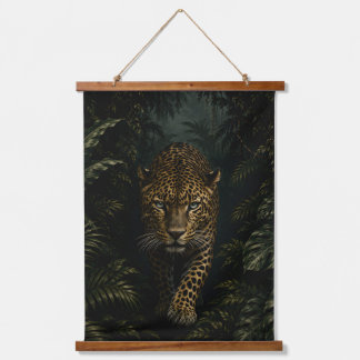 Majestueuze luipaard in donkere tropische jungle hangend wandkleed