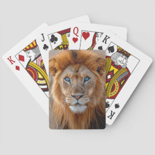 Majestueuze mannelijke leeuw met gloeiende blauwe pokerkaarten