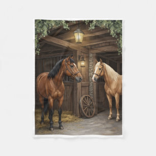 Majestueuze paarden in een rustieke stal fleece de deken
