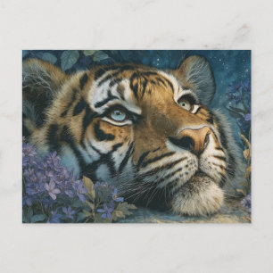 Majestueuze Tijger Rustend in Paarse Tuin Briefkaart
