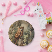 Majestueuze uil in een bos papieren bordje (Feest)