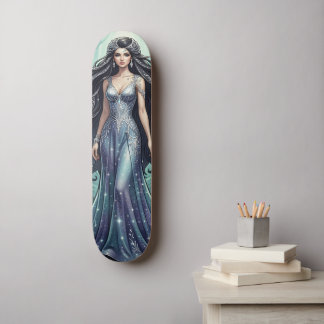 Majestueuze vrouw met zilveren jurk persoonlijk skateboard