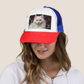 Majestueuze witte kat trucker pet (In situ)