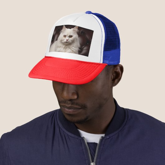 Majestueuze witte kat trucker pet (In situ)