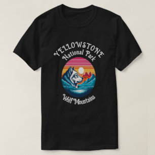 Majestueuze wolf staren naar bergtoppen t-shirt