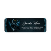 Majestueuze zwarte raaf zittend op een  etiket (Voorkant)