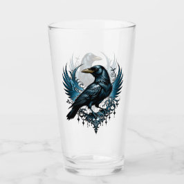 Majestueuze zwarte raaf zittend op een  glas