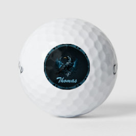 Majestueuze zwarte raaf zittend op een  golfballen