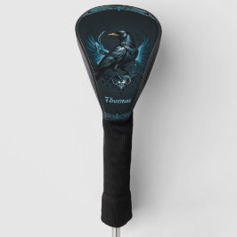 Majestueuze zwarte raaf zittend op een  golfheadcover