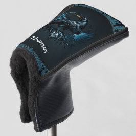 Majestueuze zwarte raaf zittend op een  golfheadcover