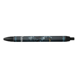 Majestueuze zwarte raaf zittend op een  inkt pen