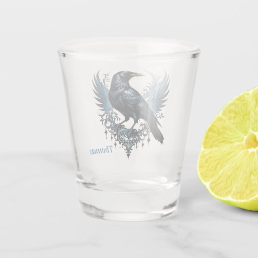 Majestueuze zwarte raaf zittend op een  shot glas (Achterkant)