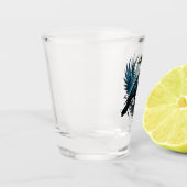 Majestueuze zwarte raaf zittend op een shot glas (Links)