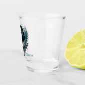 Majestueuze zwarte raaf zittend op een shot glas (Rechts)