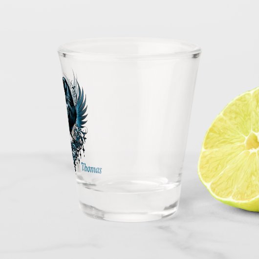 Majestueuze zwarte raaf zittend op een  shot glas (Rechts)