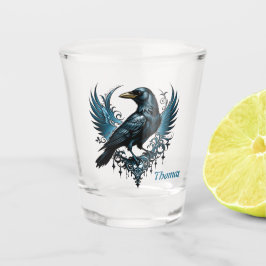 Majestueuze zwarte raaf zittend op een  shot glas