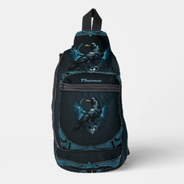 Majestueuze zwarte raaf zittend op een  sling bag
