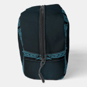 Majestueuze zwarte raaf zittend op een  toilettasje (Rechts)