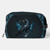 Majestueuze zwarte raaf zittend op een  toilettasje (Achterkant)