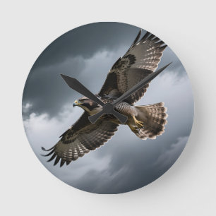 Majestueuze zwevende havik stormwolken ronde klok