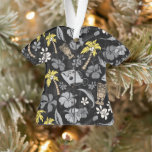 Makapuu Beach Hawaiian Batik Aloha Shirt- Blauw Ornament<br><div class="desc">Zwarte grond met grijs, kaki, geel en natuurlijk. Makapuu Beach Hawaiian Tropical Tiki Batik is een gespreksprint van tiki's, palmbomen, tropische vissen, ukeleles, hibiscus en plumeria bloemen. Dit ontwerp doet denken aan de design die in de jaren veertig en vijftig in aloha-shirten werden gebruikt. De batiktextuur voegt een unieke textuur...</div>