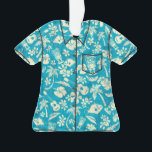 Makapuu Beach Hawaiian Batik Aloha Shirt Ornament<br><div class="desc">Blauwgroen kleurweg. Een gespreksdruk van tikis,  palmbomen,  tropische vissen,  ukelelen,  hibiscus en plumeria bloemen doet denken aan de design die gebruikt worden in  aloha-shirten in de veertig en vijftig jaar. De batiktextuur voegt een unieke textuur door het ontwerp toe en komt in verscheidene kleurenwegen.</div>