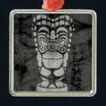 Makapuu Beach Hawaiian Laughing Tiki Batik Metalen Ornament<br><div class="desc">Een lachend tikikontwerp met een batiktextuur overal. Dit tikje doet denken aan de design die gebruikt worden in  aloha-shirten in de jaren veertig en vijftig. Dit ontwerp komt in verschillende kleuren.</div>