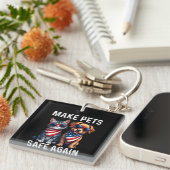 Make Pets Safe Again Grappig Sleutelhanger (Voorkant Rechts)