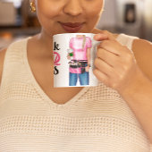 Make-up artiest lippenstift en lattes gepersonalis koffiemok