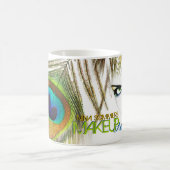 Make-up artiest vrouw met pauwenveer koffiemok (Center)