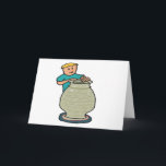 Maken van aardewerk kaart<br><div class="desc">Pottery Making design shows een potter op het wiel van een potter die graag een nieuw stuk keramische kunst creëert. Bevat wielbasis,  grote gevormde pot en potter met handen die de klei vormen. Fun-illustratie voor aardewerkmakers en keramische artiesten.</div>