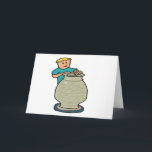 Maken van aardewerk kaart<br><div class="desc">Pottery Making design shows een potter op het wiel van een potter die graag een nieuw stuk keramische kunst creëert. Bevat wielbasis,  grote gevormde pot en potter met handen die de klei vormen. Fun-illustratie voor aardewerkmakers en keramische artiesten.</div>