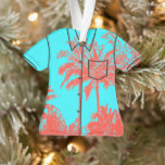 Makena Beach Hawaiian Sketchy Palms Aloha Shirt Ornament<br><div class="desc">Koraal en Turk. Aan de westkust van Maui is de prachtige resort gemeenschap van Makena Beach. Er liggen palmbomen in de tropische bassen terwijl de zon over de molokini-kegelkegel steekt. Ons ontwerp laat de dramatische kleuren van die zonsondergangen zien in een pen- en inktstijl. Dit ontwerp komt in verschillende kleuren....</div>