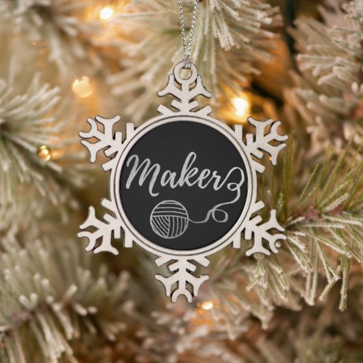 Maker-ambachten & Yarn Typografie Faux Silver Tin Sneeuwvlok Ornament (Boom)