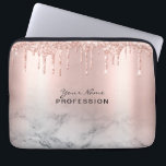 Makeup Artist Glitter Drift Roos Gold Marble Laptop Sleeve<br><div class="desc">Trendy Glitter Roos gouddruppels Lashes Roos Gold Marble Laptop hoes. Het vormgeving van de Fabulous Makeup Artist Eyelash Lashes met tekst voor scriptkalligrafie, roos gouden druppels glitters en opvallende, slanke achtergrond. Pas dit vrouwelijke laptophoes aan met jouw naam, uw beroep, kies uw eigen scriptlettertype, wijzig of verwijder elk element. Artistieke...</div>