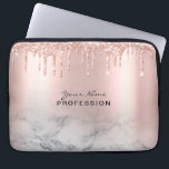 Makeup Artist Glitter Drift Roos Gold Marble Laptop Sleeve<br><div class="desc">Trendy Glitter Roos gouddruppels Lashes Roos Gold Marble Laptop hoes. Het vormgeving van de Fabulous Makeup Artist Eyelash Lashes met tekst voor scriptkalligrafie, roos gouden druppels glitters en opvallende, slanke achtergrond. Pas dit vrouwelijke laptophoes aan met jouw naam, uw beroep, kies uw eigen scriptlettertype, wijzig of verwijder elk element. Artistieke...</div>