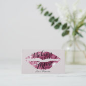 Makeup artistieke stylist maakt lippen op visitekaartje (Staand voorkant)