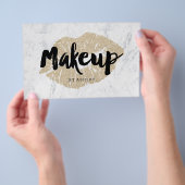 Makeup kunstenaar lipt licht gouden tekenmarmer flyer (Hand)