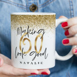 Making 60 kijken goed gouden glitter verjaardagsgu mok<br><div class="desc">Het maken van 60 kijken goed gouden glitter effect verjaardaggunst ontwerp. Onderdeel van een collectie.</div>