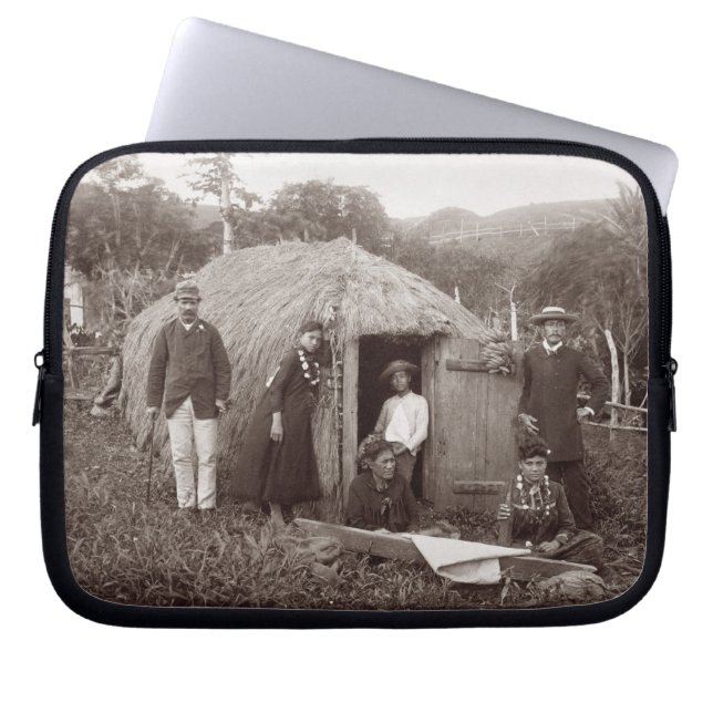 Making Tappa, een moederstof, c.1875 (sepia foto) Laptop Sleeve (Voorkant)