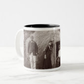 Making Tappa, een moederstof, c.1875 (sepia foto) Tweekleurige Koffiemok (Voorkant links)