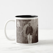 Making Tappa, een moederstof, c.1875 (sepia foto) Tweekleurige Koffiemok (Links)