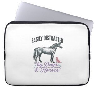 Makkelijk Afgeleid door Honden en Paarden Shirt On Laptop Sleeve