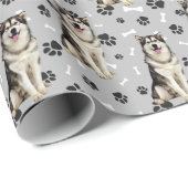 Malamute Dog Paw Print Patroon op zilvergrijs Cadeaupapier (Rol Hoek)